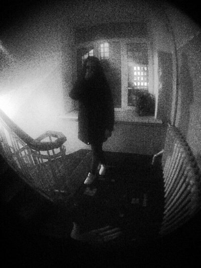 Фото в подъезде девушки ночью без лица